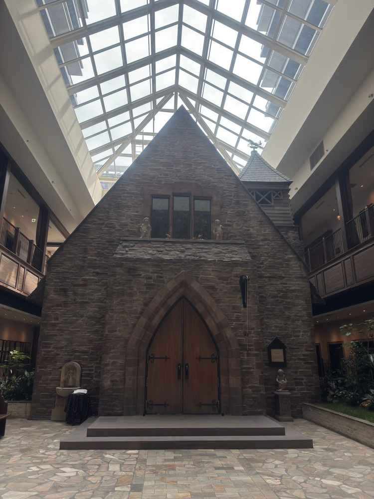 ホテルの中にチャペルがあり変わった外装だと思い印象が大きかったです。