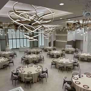 リニューアルした披露宴会場。シンプルな色味で洗練された雰囲気が好みでした。