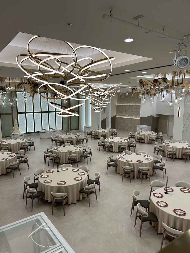 リニューアルした披露宴会場。シンプルな色味で洗練された雰囲気が好みでした。