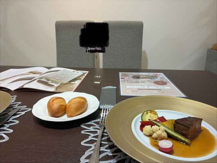 試食の写真です。パンと牛肉のソテー。