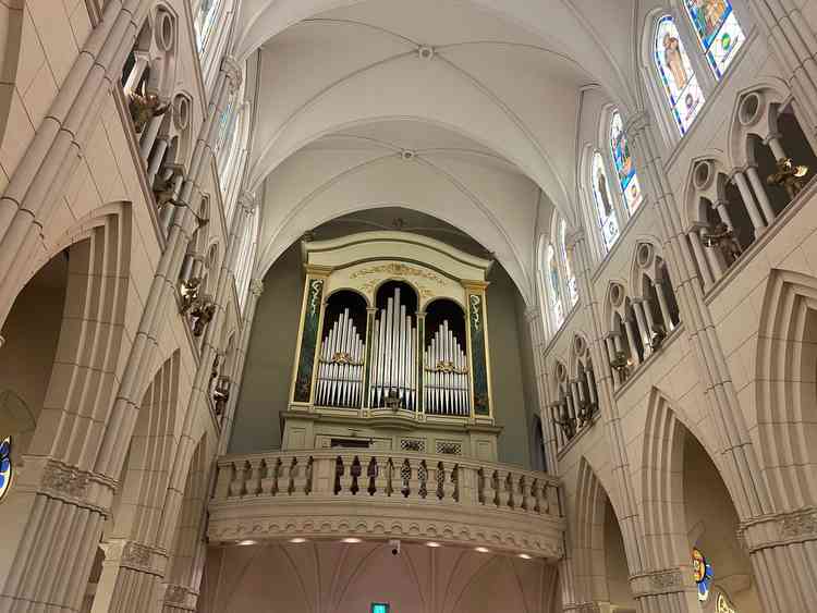 本物のパイプオルガンが聴ける珍しい式場だそうです。当日はこのオルガンと聖歌隊の方が上か奏でてくれます