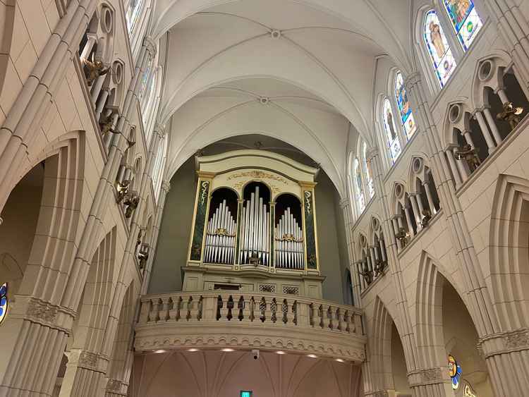 本物のパイプオルガンが聴ける珍しい式場だそうです。当日はこのオルガンと聖歌隊の方が上か奏でてくれます