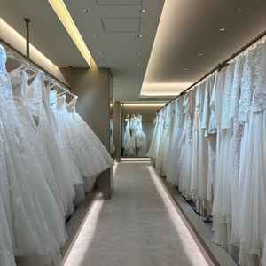 ドレスのサロンは高級感があり迫力がありました。男性の衣装も豊富です。