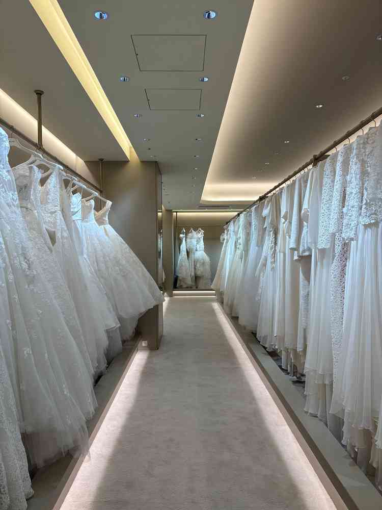 ドレスのサロンは高級感があり迫力がありました。男性の衣装も豊富です。
