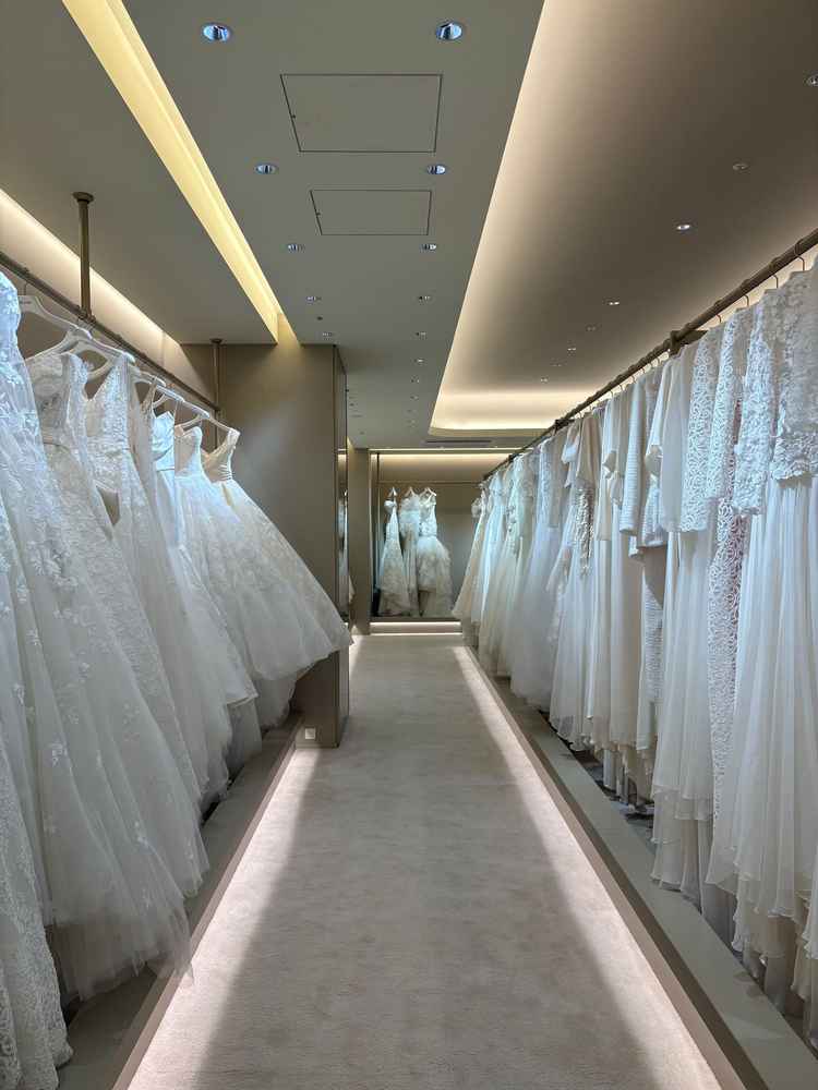ドレスのサロンは高級感があり迫力がありました。男性の衣装も豊富です。