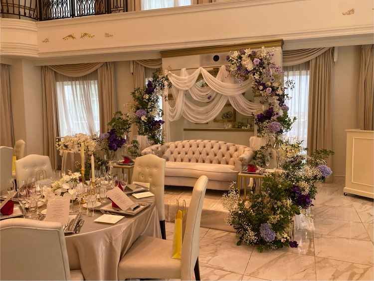 高砂の席が交換でき、テーブルを置くか、ソファにするか選べて理想に近づける演出、飾り付けができる。