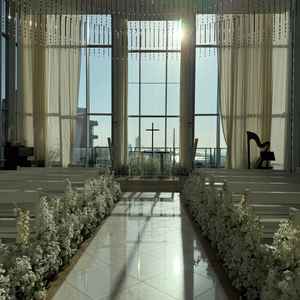 自然光が差し込みチャペルから海も見えます。少し眩しいと思いましたが、挙式の時間帯大丈夫と聞いてます。