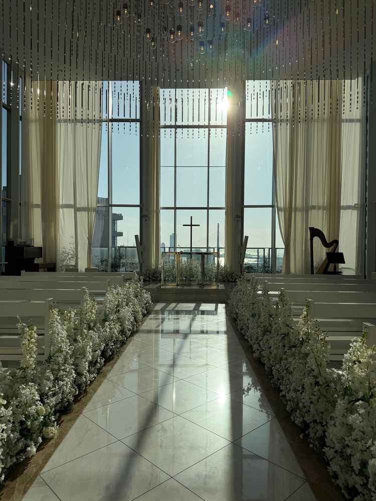 自然光が差し込みチャペルから海も見えます。少し眩しいと思いましたが、挙式の時間帯大丈夫と聞いてます。