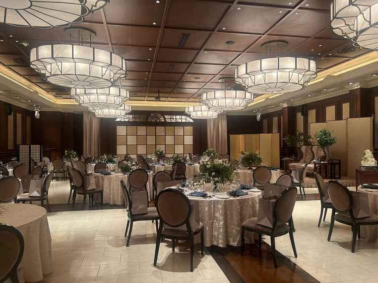 披露宴会場です。ライトが和紙で作られていて素敵でした。