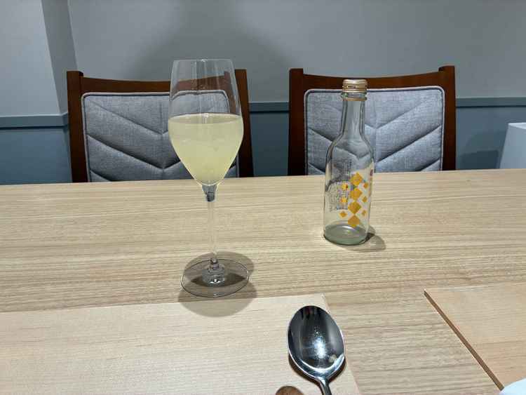 ドリンクメニューの中から、オリジナルのジンジャーエールをいただきました。辛口で美味しかったです。