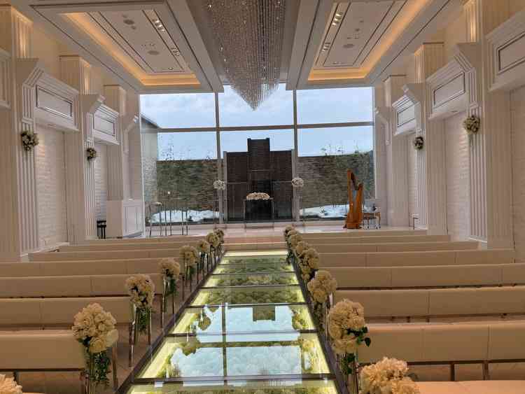 写真で見るよりもチャペルは明るく、ガラスの下に敷き詰めらたお花のバージンロードが素敵でした。