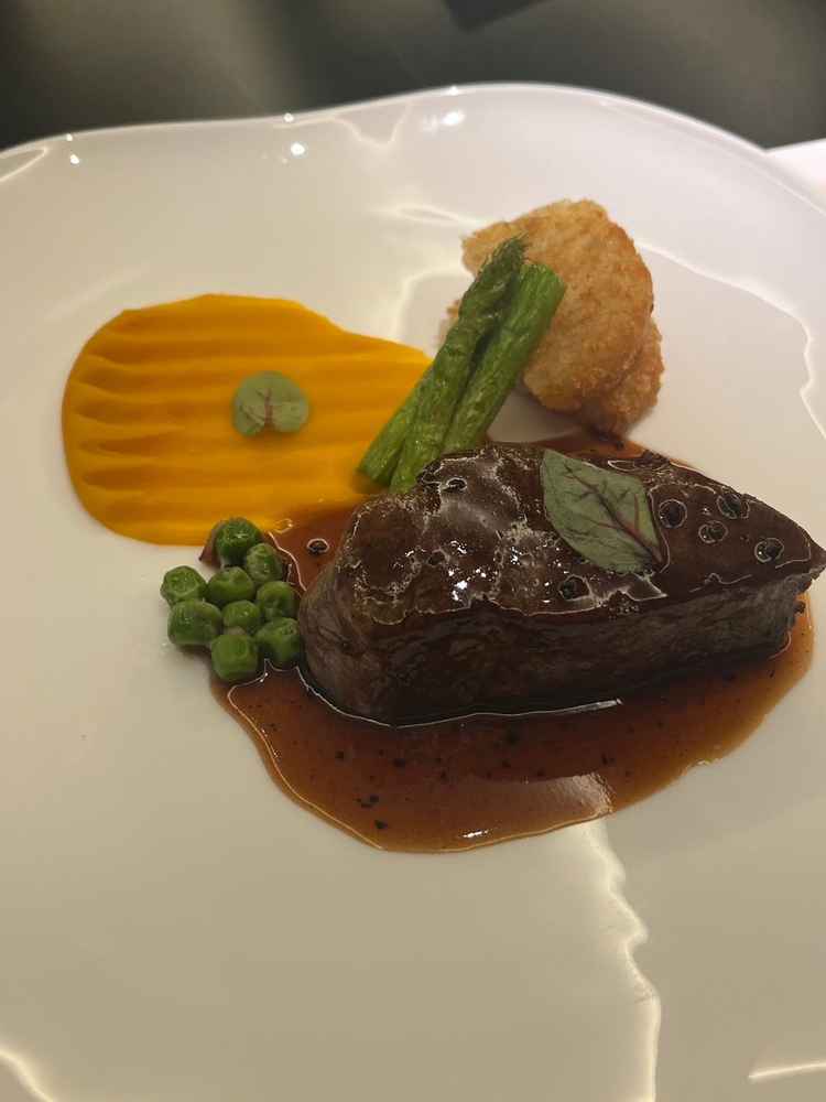 お肉柔らかくておいしかった。赤ワインのソースもおいしかった