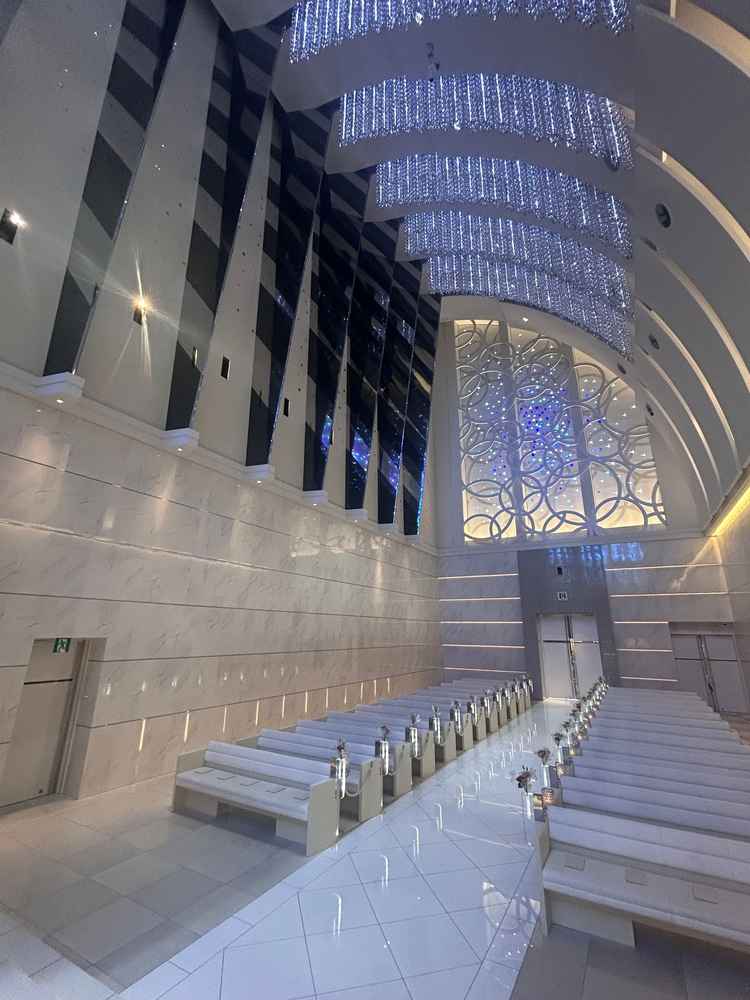 想像より長いバージンロードと、こだわられた天井の装飾