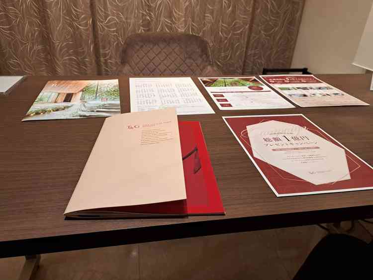 このように対面にプランナーさんが座り説明をしてくれました。