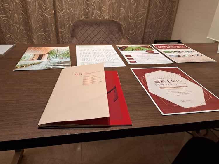 このように対面にプランナーさんが座り説明をしてくれました。