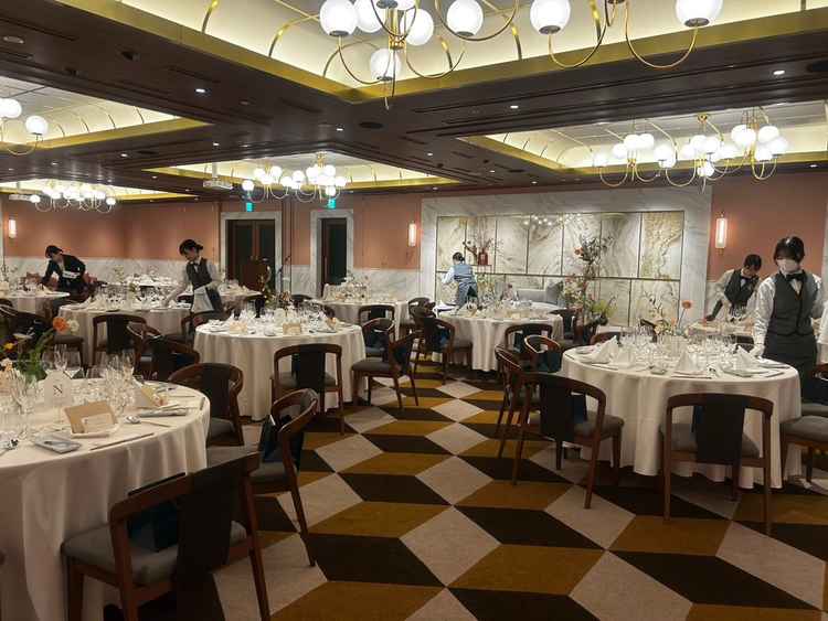 披露宴会場の1つ目。ゴージャスでモダンな感じが素敵だった。
