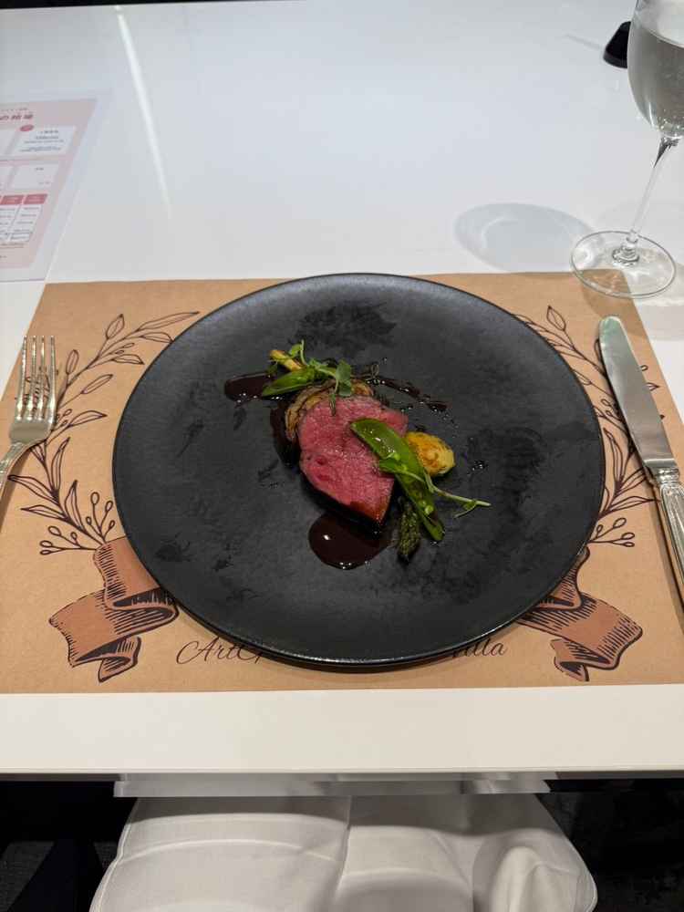 これは実際のコース料理のお肉の写真です。
