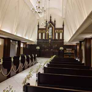 重厚感のあるチャペル、白い壁と茶色の椅子がとても美しかったです。