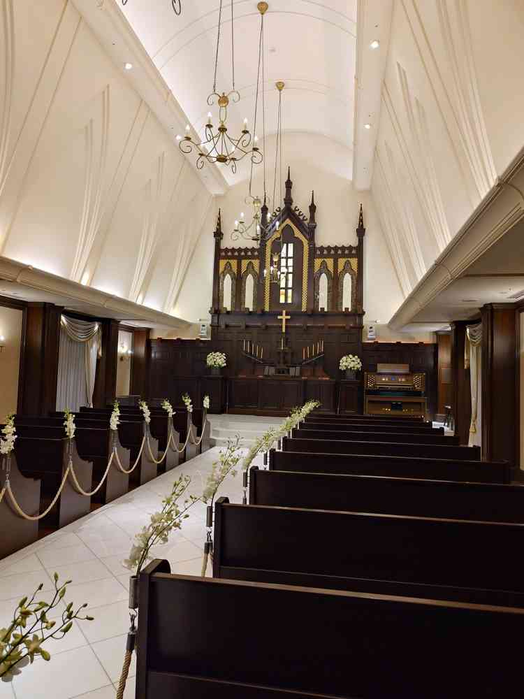 重厚感のあるチャペル、白い壁と茶色の椅子がとても美しかったです。