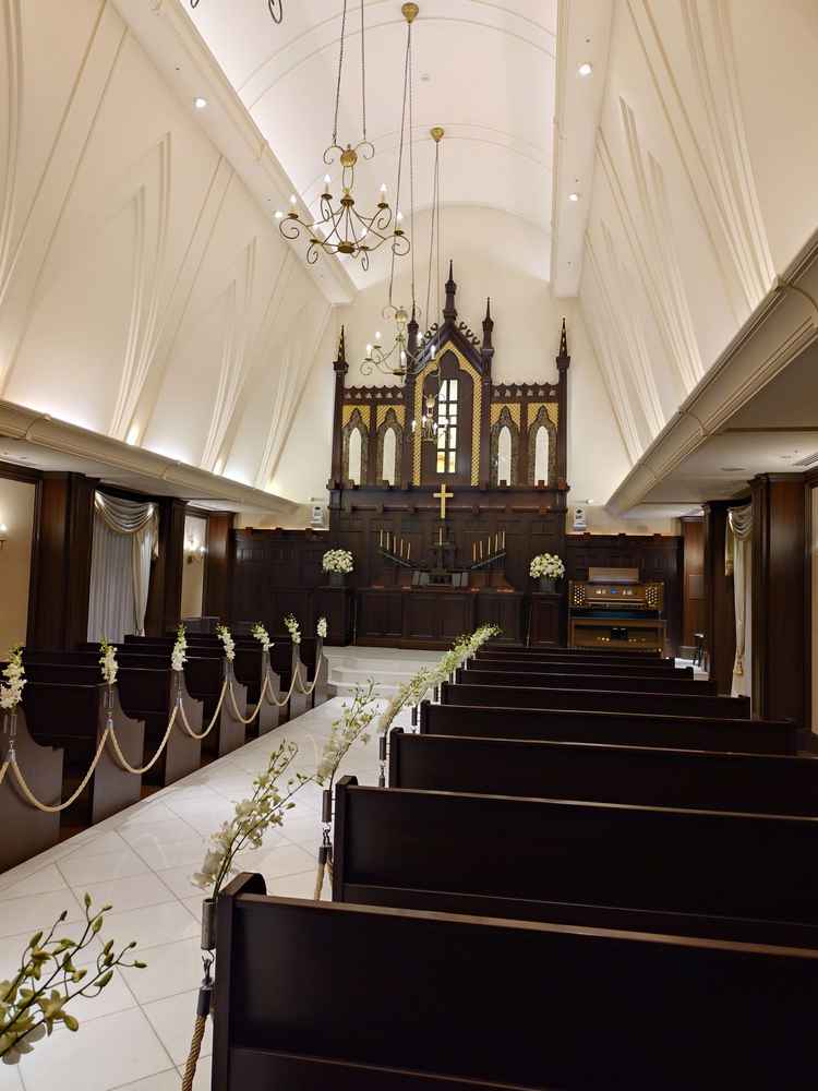 重厚感のあるチャペル、白い壁と茶色の椅子がとても美しかったです。