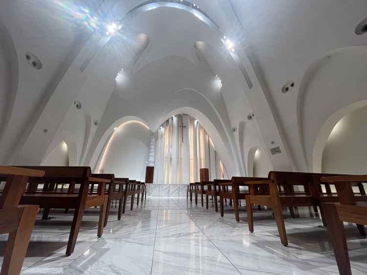 横に長いチャペル。横にキッズスペースもあって配慮されてると思った。