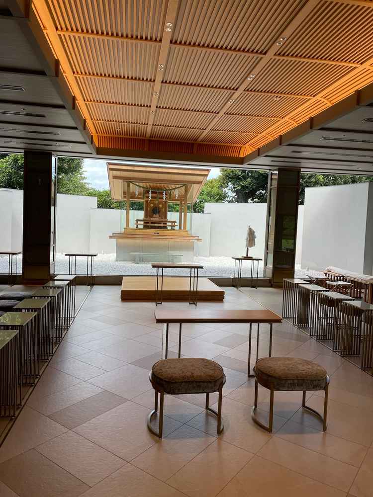 挙式会場です。会場の前後の壁がガラスなのでとても明るい雰囲気です。