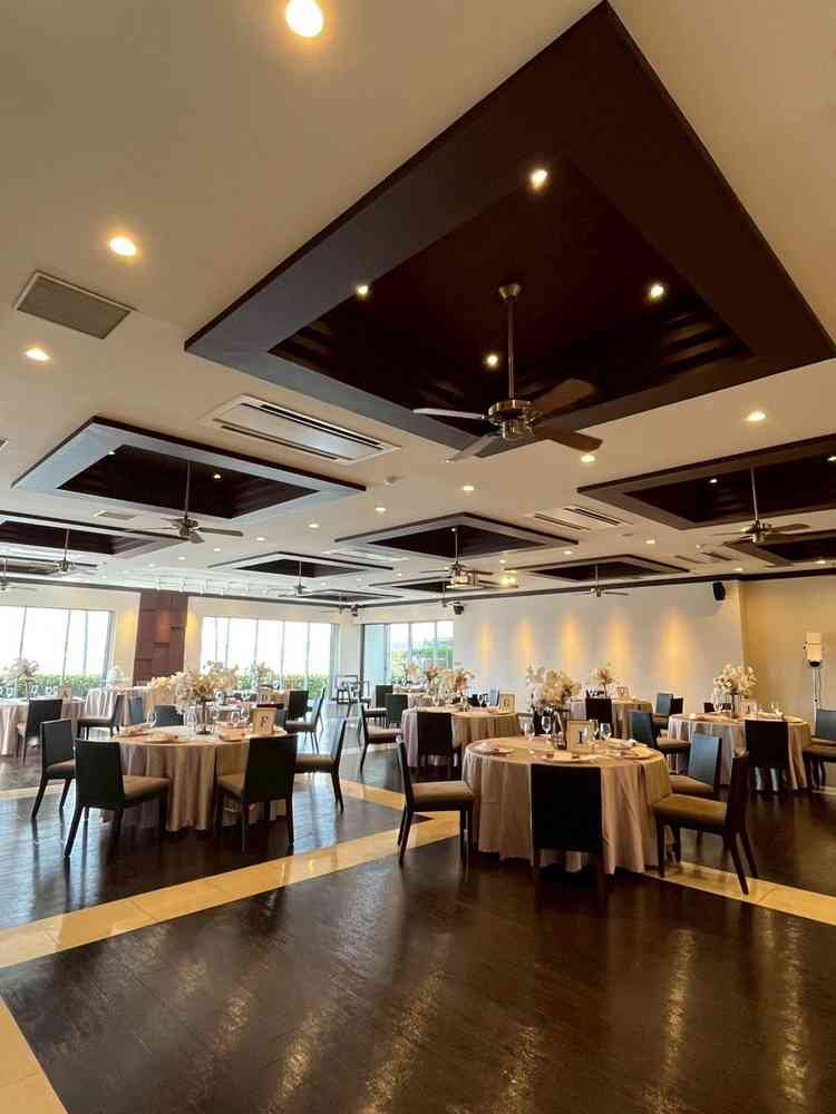 披露宴会場（マーレ）。広々としており上質感を感じる。