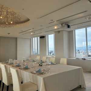 最上階にある披露宴会場です。比較的カジュアルな作りで素敵でした。高層階で眺めが綺麗でした。