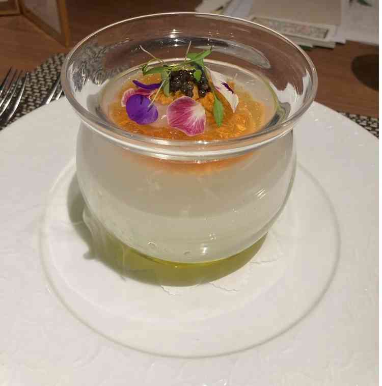 ポタージュはドライアイスのスモーク演出で特別感がある。