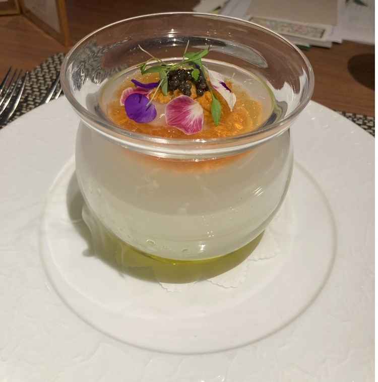 ポタージュはドライアイスのスモーク演出で特別感がある。