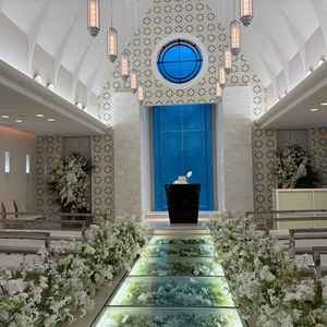 チャペルの写真です。ガラスの床下に花が飾ってあったり、清潔な印象を受けました。