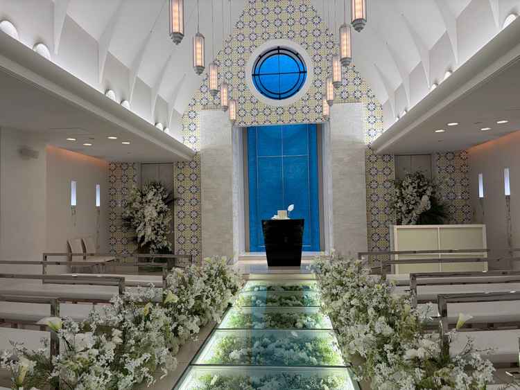 チャペルの写真です。ガラスの床下に花が飾ってあったり、清潔な印象を受けました。