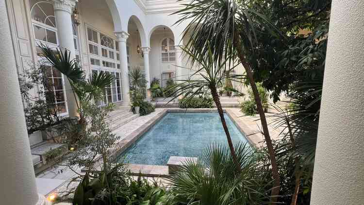 入ると敷地の中心に中庭があります。