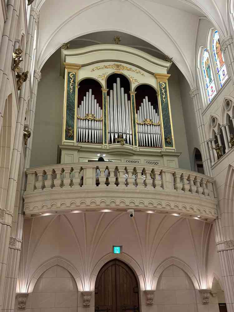 ステンドグラスの反対側にある海外から取り寄せたと言うパイプオルガン。生歌と生演奏は贅沢な時間でした。