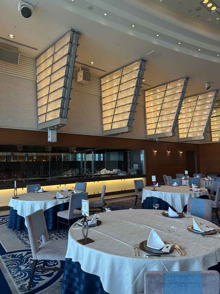 旅客船をイメージした披露宴会場。神戸の海が見えるロケーションならではのデザイン