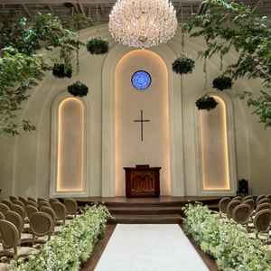 ヴァージンロードも長くナチュラルな雰囲気が理想的でした。ライトの演出もできるというのも魅力的でした。