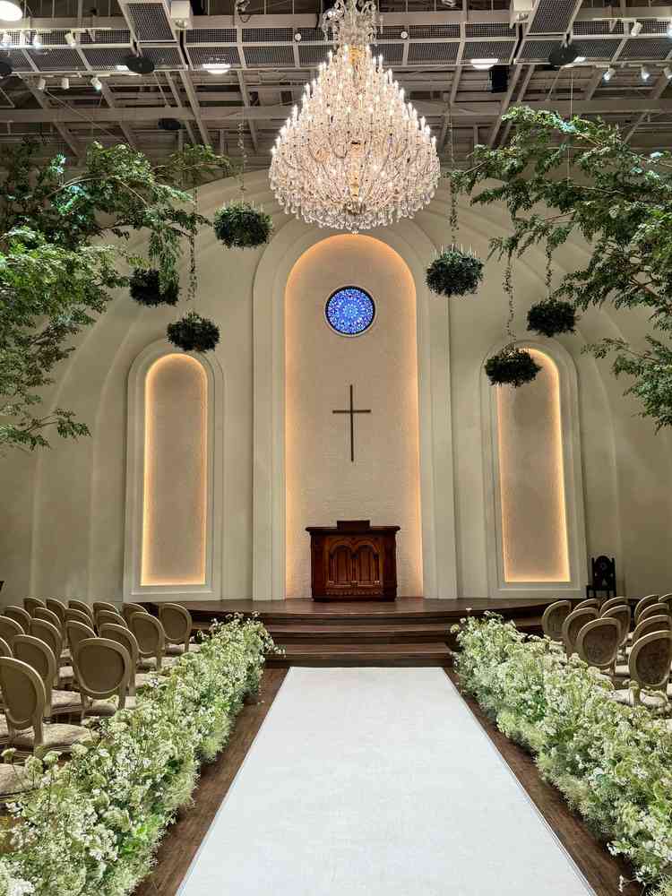 ヴァージンロードも長くナチュラルな雰囲気が理想的でした。ライトの演出もできるというのも魅力的でした。