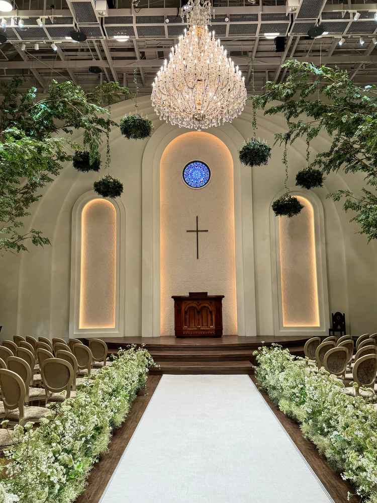 ヴァージンロードも長くナチュラルな雰囲気が理想的でした。ライトの演出もできるというのも魅力的でした。