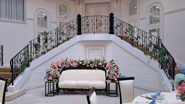 階段がとてもかわいく、部屋の雰囲気がガラッと変わり、吹き抜けが部屋をすごく広く感じさせる