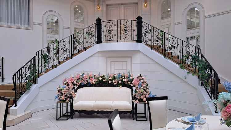 階段がとてもかわいく、部屋の雰囲気がガラッと変わり、吹き抜けが部屋をすごく広く感じさせる