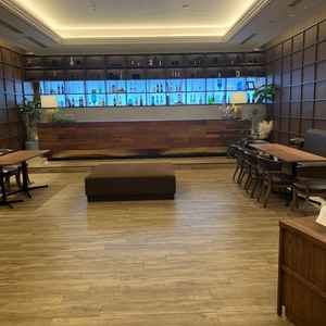 会場内の写真です。会場内にバーカウンターがあり、おしゃれな印象を持ちました。