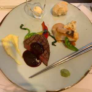 ステーキとお魚のポワレのお料理を試食しました。お箸で頂く和風フレンチが美味しかったです。