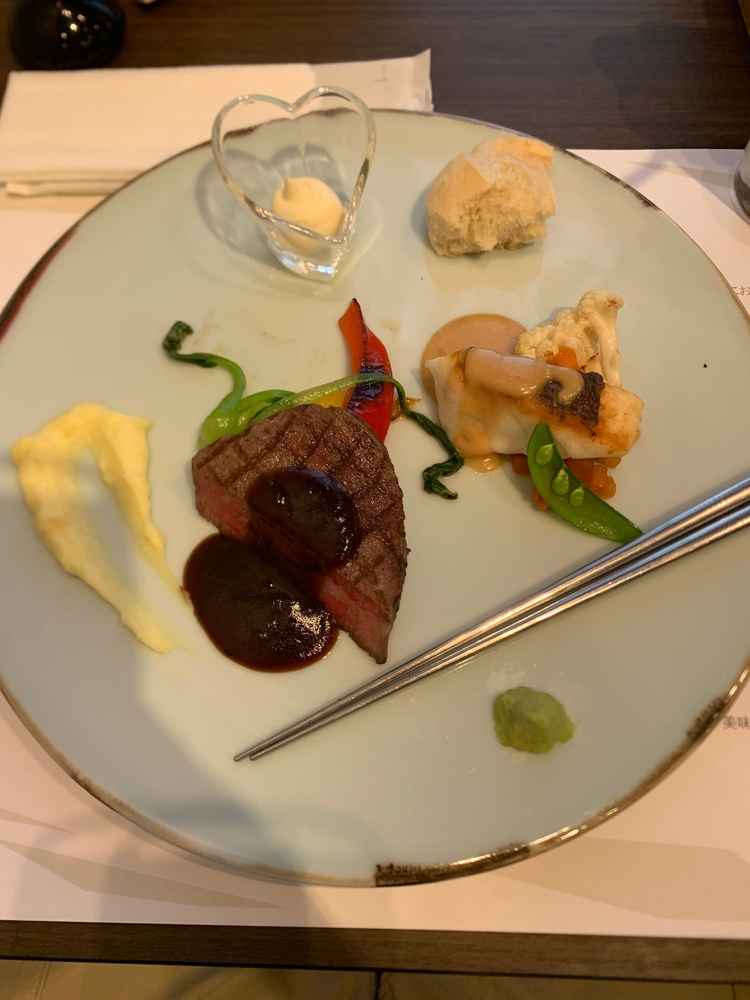 ステーキとお魚のポワレのお料理を試食しました。お箸で頂く和風フレンチが美味しかったです。