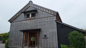 正面玄関です。元酒蔵をリノベーションした趣ある外観です。