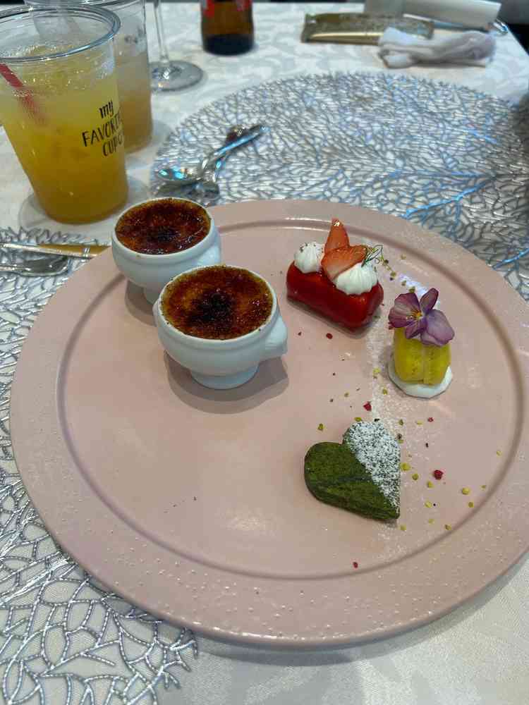 デザートです。ブリュレの美味しさに感動です。当日は、これらのデザートビュッフェもできるそうです！