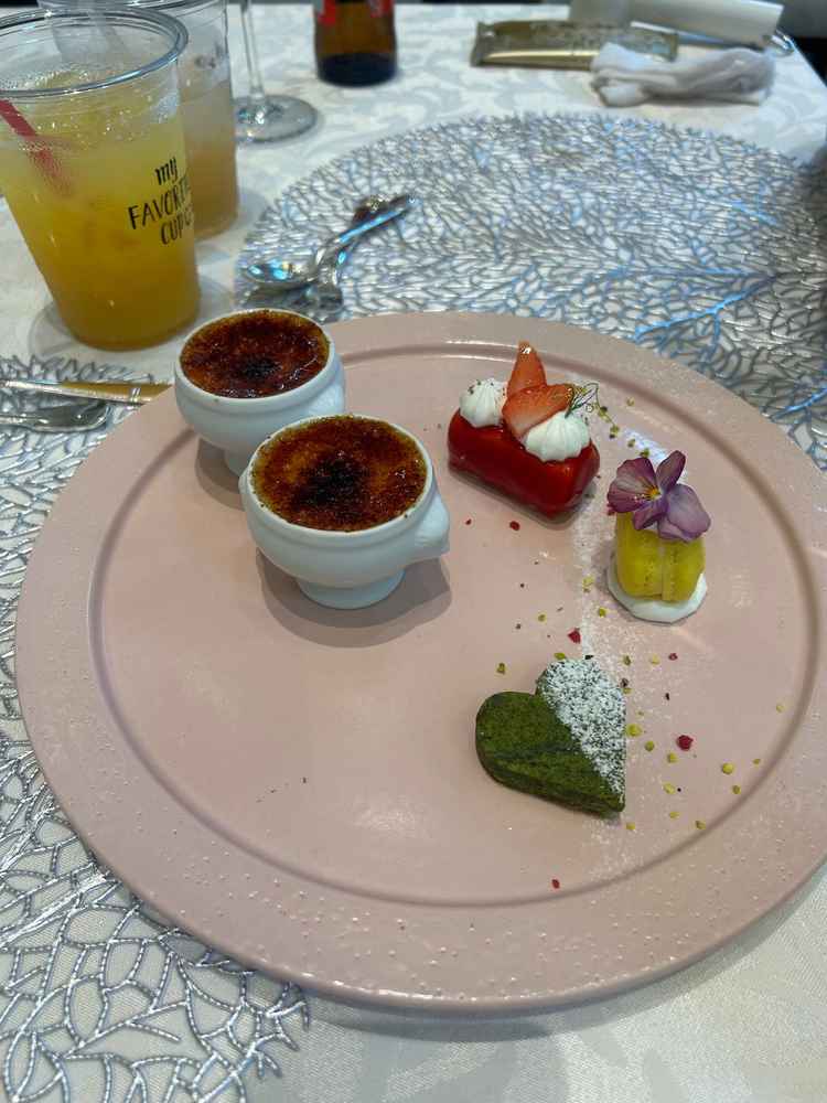 デザートです。ブリュレの美味しさに感動です。当日は、これらのデザートビュッフェもできるそうです！