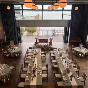 披露宴会場。2階から見た全体図。高砂の後ろはテラスになっておりみなとみらいらしい景色で写真が撮れる。