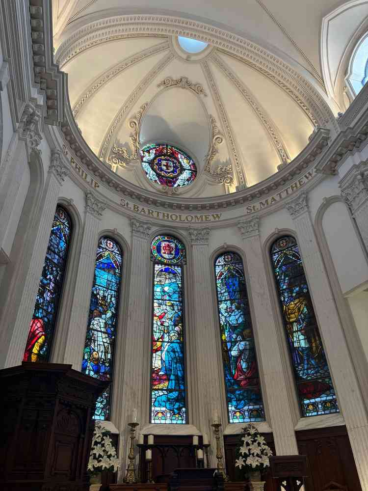 挙式場内部の写真、内部は広くステンドグラスがとても綺麗。