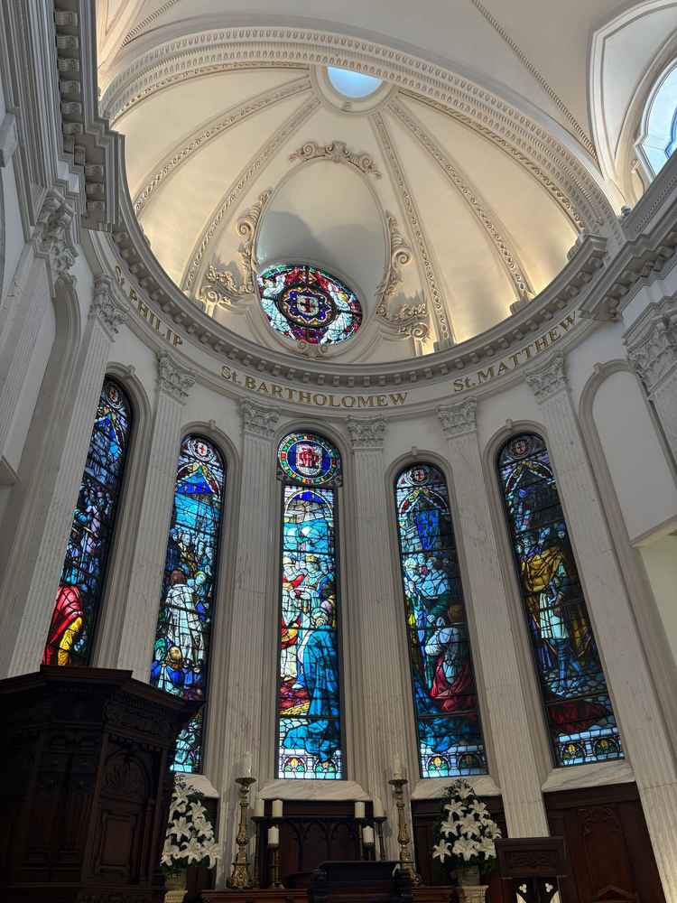 挙式場内部の写真、内部は広くステンドグラスがとても綺麗。