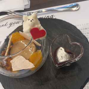 コーヒーのプリンでグラスには濃厚なクリームで作られたクマちゃんです。